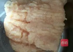 Illustration of how to make chicken, mushroom and onion dumpling stuffing 1