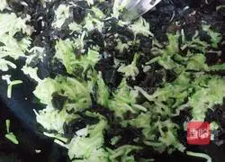 Illustration of how to make zucchini and egg bun filling 12