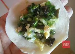 Illustration of how to make leek vegetarian dumplings 11