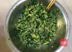 Illustration of how to make steamed buns with leek and egg filling 1