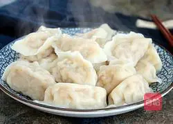 New Year's Eve dinner_Illustration of how to make pork dumplings 15