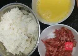 Illustration of how to make sausage and egg fried rice 1