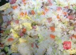 Illustration of how to make colorful fried rice 9
