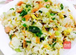 Illustration of how to make fried rice with bacon, ham and sausage 4