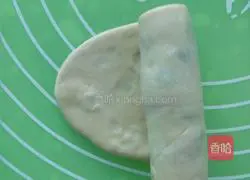 Illustration of how to make pork, chive and scallion pancakes 4