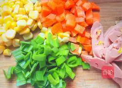 Illustration of how to make dragon fruit fried rice 3