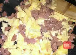 Illustration of how to make fried rice with eggs, ham and sausage 3