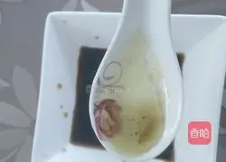 Illustration of how to dip dumplings in water 4