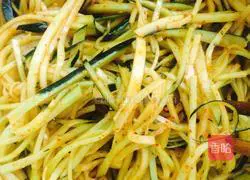 Illustration of how to make pumpkin shredded egg cake 2