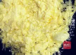 Illustration of how to make seafood pineapple fried rice 3