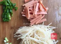 Illustration of how to make ham and shredded potato fried rice 2