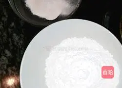 Illustration of how to make strawberry glutinous rice balls 1