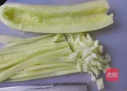 Illustration of how to make cucumber stuffed dumplings 3