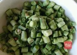 Illustration of how to make cowpea, ham and egg fried rice 3