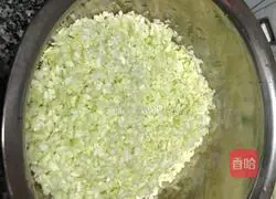 Illustration of how to make homemade cabbage and pork dumplings 1