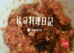 Illustration of how to make Yuanbao wontons stuffed with shepherd's purse, green vegetables, enoki mushrooms and meat 2