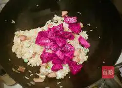 Illustration of how to make dragon fruit fried rice 8