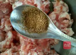 Illustration of how to make pork and cabbage dumpling stuffing 5