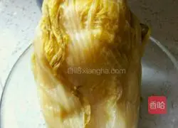 Illustration of how to make pickled cabbage and pork buns 2