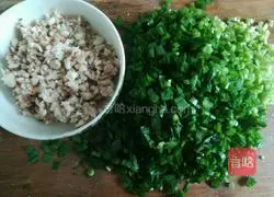 Illustration of how to make dumpling skin and chive meatloaf 4