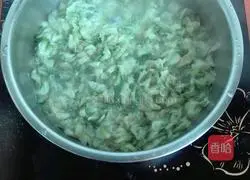 Illustration of how to make pork and locust flower dumplings 2