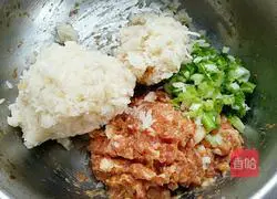 Illustration of how to make lotus vegetable and meat dumplings 7