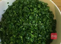 Illustration of how to make beef and leek dumplings 4