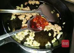 Illustration of how to make spicy pork and mushroom noodles 5