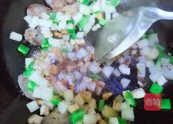 Illustration of how to make potato and sausage braised rice 15