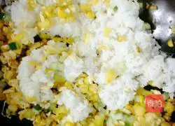 Illustration of how to make sweet and sour pineapple fried rice 10