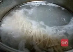 Illustration of how to make onion oil noodles 13