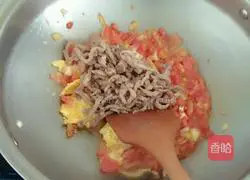 Illustration of how to make tomato, egg and shredded pork fried rice 2