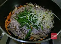 Illustration of how to make three fresh fried noodles 8