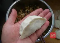 Illustration of how to make hot noodles and vegetarian dumplings with pot stickers 11