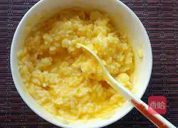 Illustration of how to make gold-wrapped silver egg fried rice 3