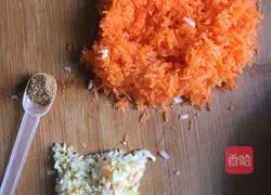 Illustration of making dumplings stuffed with pork and carrot 2