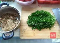 Illustration of how to make steamed buns stuffed with onion and pork stuffing 2