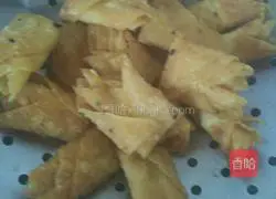 Illustration of how to make crispy wonton wrappers 11