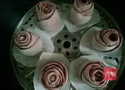 Illustration of how to make rose steamed buns 14