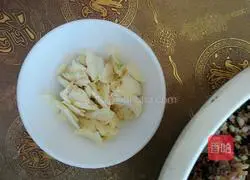 Illustration of how to make pickled cabbage and pork dumplings 2
