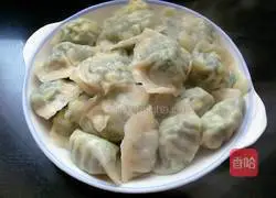 Illustration of how to make three fresh stuffed dumplings 11