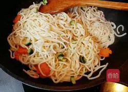 Illustration of how to make noodles with oyster sauce and tomato sauce 9