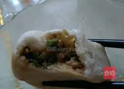 Illustration of how to make steamed buns with melon and chives 18