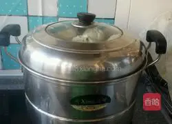 Illustration of how to make large steamed buns with mustard filling 10