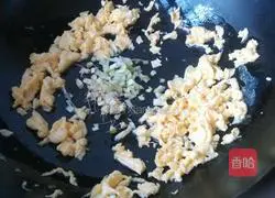 Illustration of how to make colorful egg fried rice 5