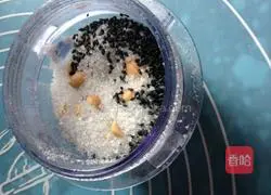 Illustration of how to make sesame rolls with dumpling skin 2