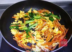 Illustration of how to make fried noodles with garlic chili sauce 11