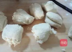 Illustration of how to make steamed buns with two kinds of noodles 9