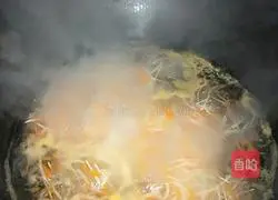 Illustration of how to make egg noodles and carrot cubes 3