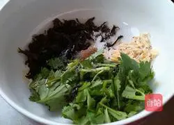 Illustration of how to make celery and pork wontons 11